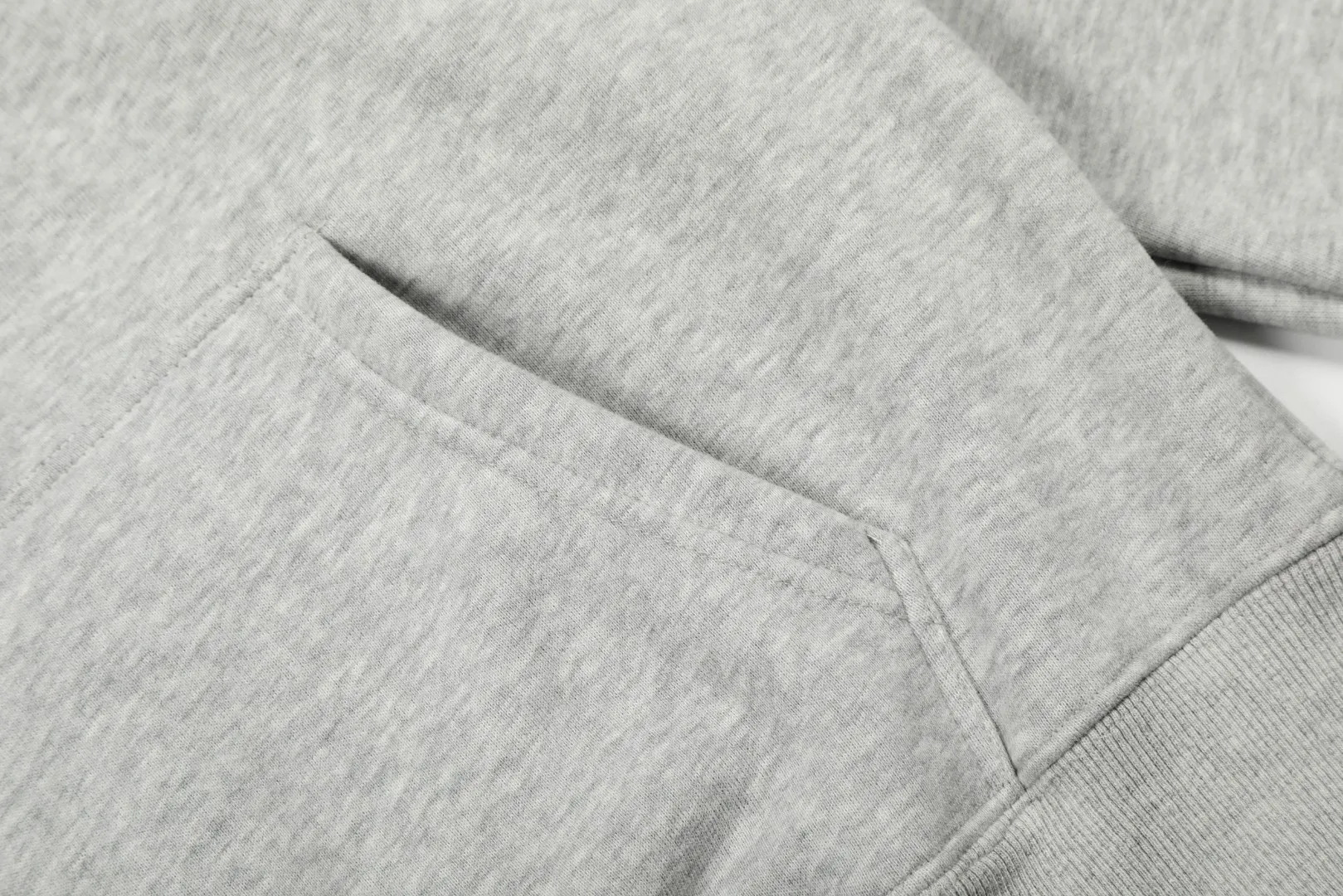 P250 Top quality" Style number: T5007# [Ralph Lauren solid color pony embroidered logo thickened velvet hooded sweatshirt] ✅Ralph Lauren classic basic versatile unisex autumn and winter velvet thickened hooded sweatshirt ✅Pure cotton high-gram velvet thickened fabric The upper body is comfortable and warm ✅The version is restored to the original version The maximum size can be worn up to 180 pounds Loose, comfortable and stress-free ✅The upper body is simple and easy to wear ootd must-have. Good-looking clothes are never picky. A must-have in couples’ wardrobes. Size: S-XL. Color: Black, Gray, Navy Khaki.